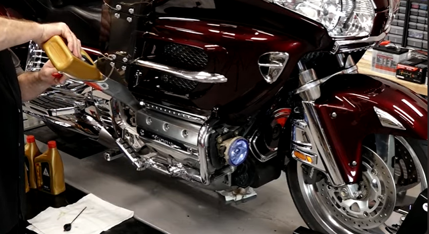 How Much Oil Does a Gl1800 Take to Change