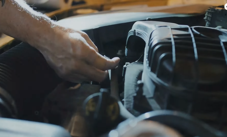 engine oil does conduct electricity